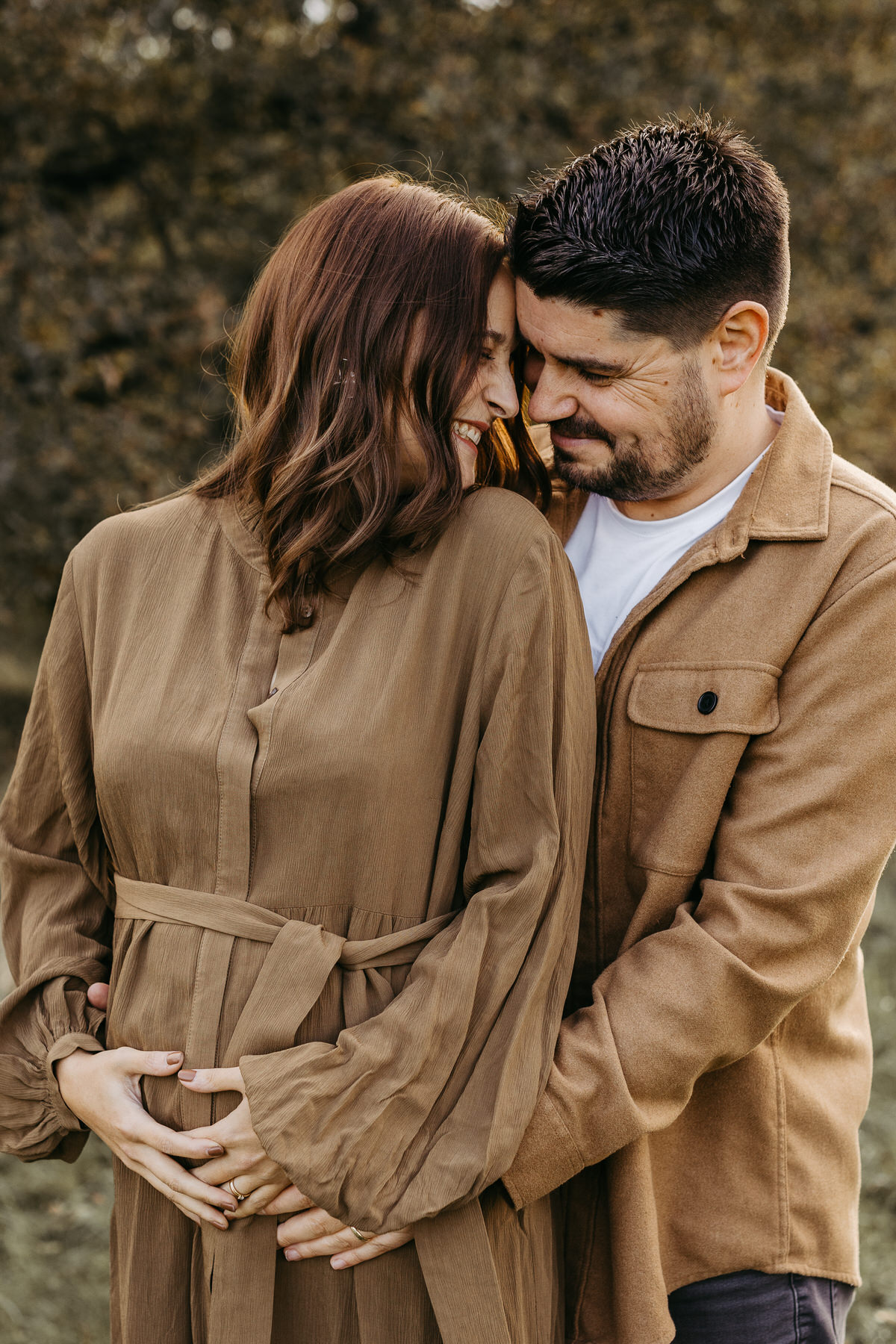 Paar beim Babybauchshooting Saarland in herbstlicher Naturkulisse